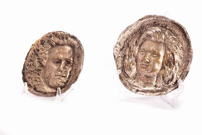 Due Placche Circolari in Bronzo Argentato con Ritratti di Gentiluomo e Gentildonna, Secolo XX