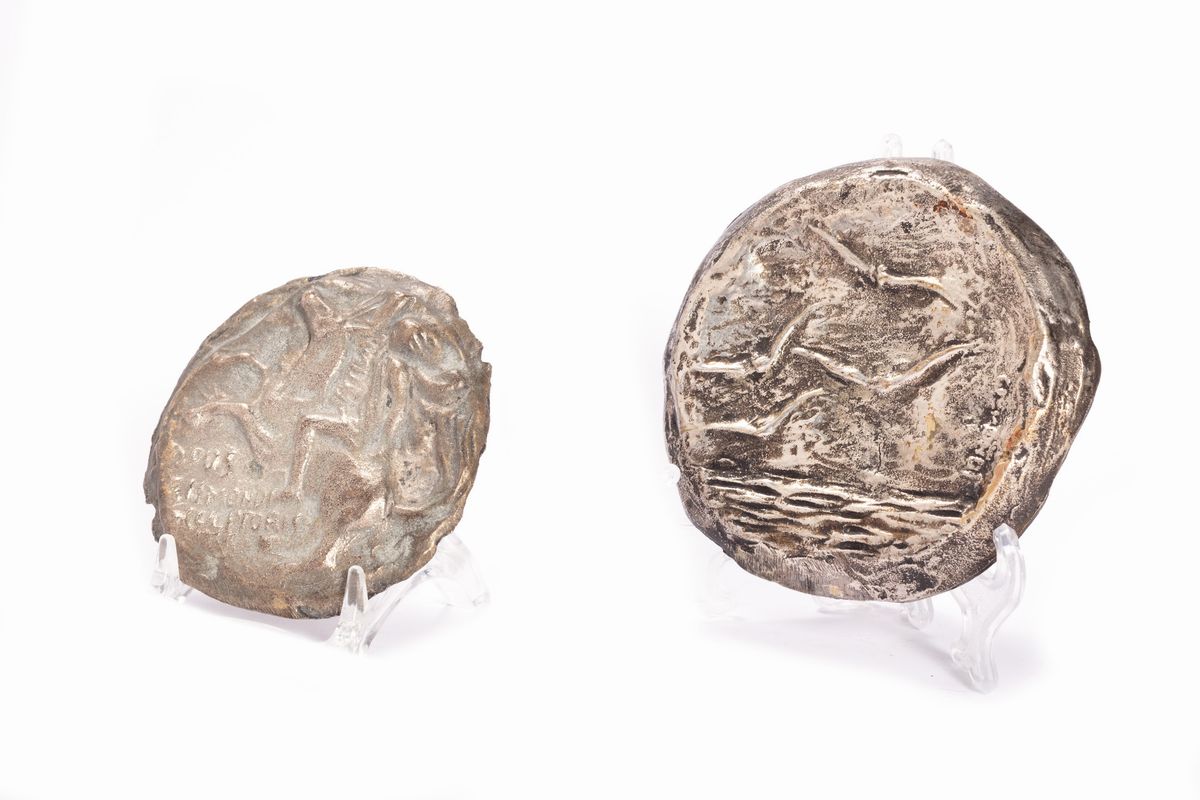 Due Placche Circolari in Bronzo Argentato con Ritratti di Gentiluomo e Gentildonna, Secolo XX