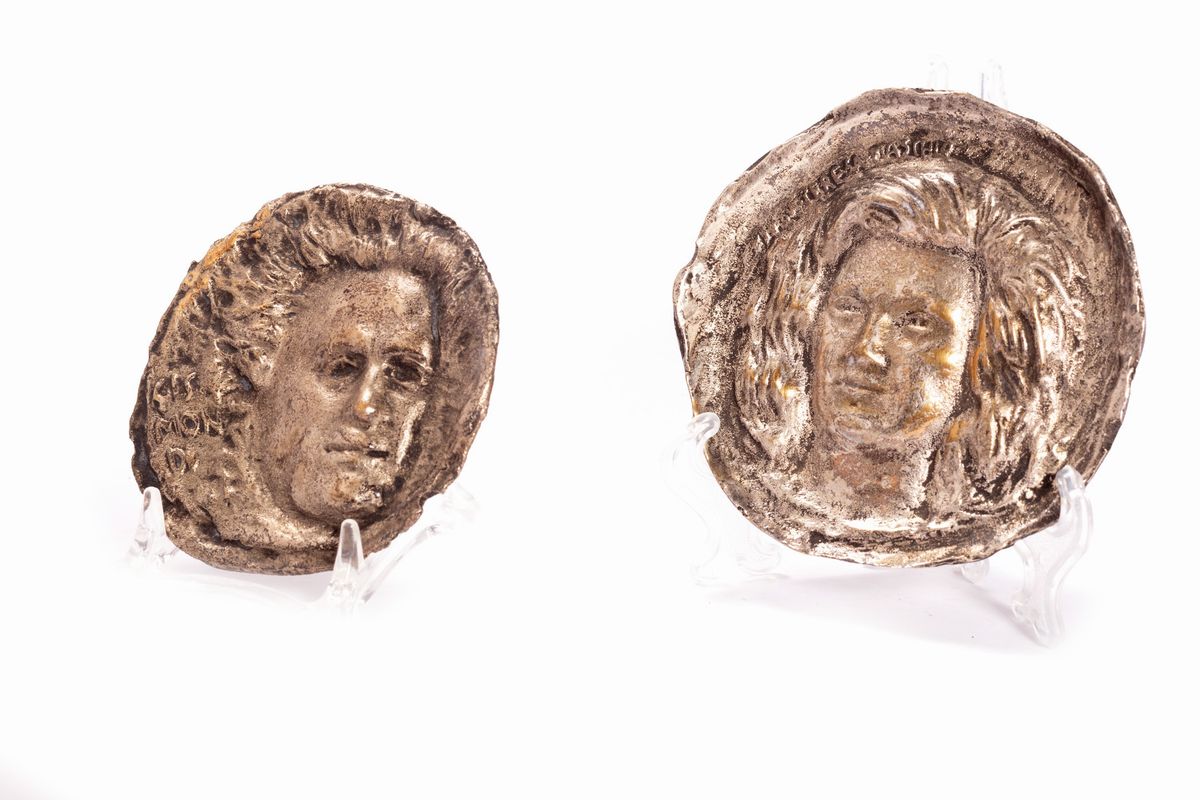 Due Placche Circolari in Bronzo Argentato con Ritratti di Gentiluomo e Gentildonna, Secolo XX