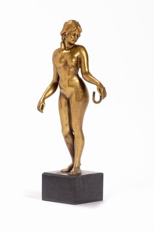  - Piccola scultura in bronzo su base in marmo nero raffigurante nudo femminile, inizi secolo XX