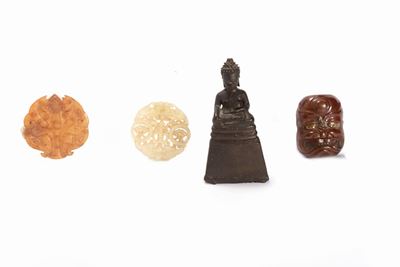 Oggetti orientali, composta da maschera in metallo, placche in pietra dura e Buddha in bronzo