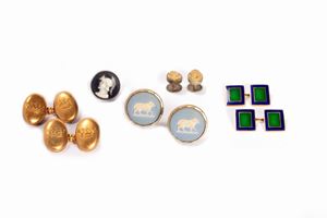  - Lotto composto da tre coppie di gemelli una in biscuit, una in oro e una in oro e smalti, una coppia di bottoni a cammeo in pietra lavica e metallo, e un bottone in metallo e porcellana con profilo di guerriero