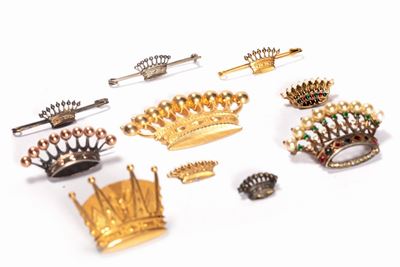 Lotto Composto da Dieci Spille e Decorazioni a Forma di Corona, Inizi Secolo XX