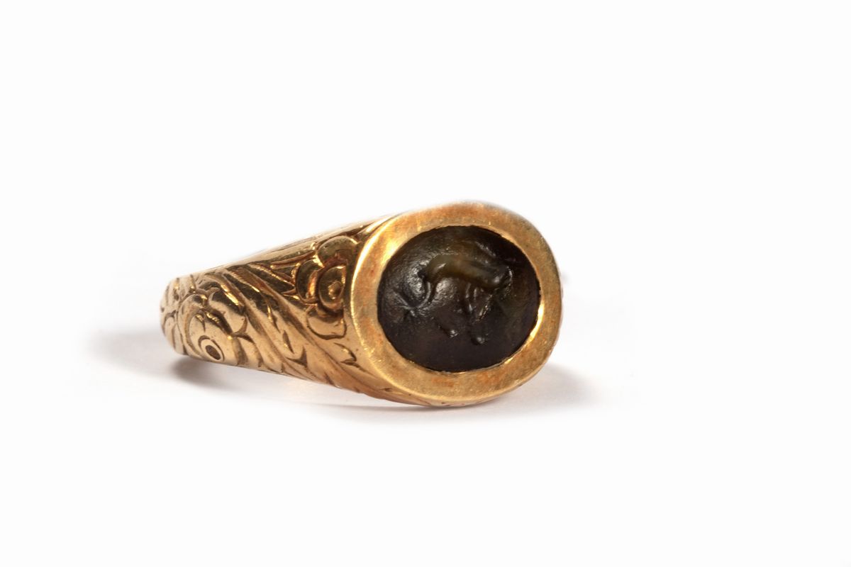 Anello in Oro con Antica Pietra Dura Incisa