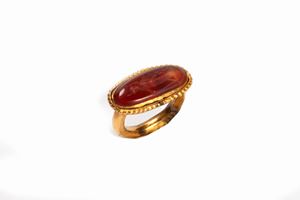  - Anello in oro con antica corniola incisa