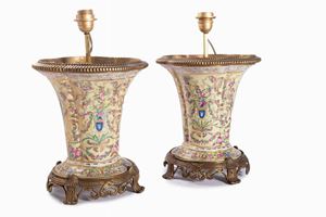 Coppia di vasi montati a lume, in ceramica e bronzo, secolo XX