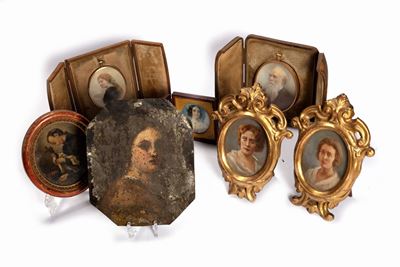 Lotto Composto da Sei Miniature e una Stampa Fotografica Montata in Oro 9 K, Secoli XIX - XX