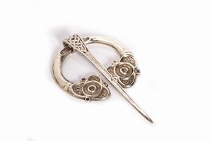 Fibbia celtica in argento, inizi secolo XX