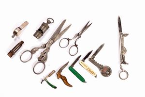 Lotto composto da sei coltellini a serramanico, tre fischietti e due forbici