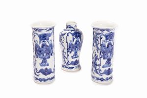 Trittico di vasi in porcellana bianca e blu, Cina secolo XIX