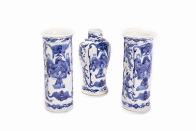 Vasi in porcellana bianca e blu, Cina, XIX secolo, Trittico