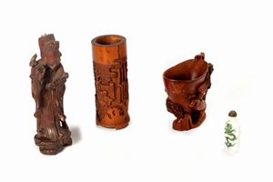 Lotto composto da un porta pennelli in bamboo, una coppa libatoria, una scultura raffigurante dignitario in legno intagliato e una snuff bottle in porcellana decorata con drago, Cina secolo XX