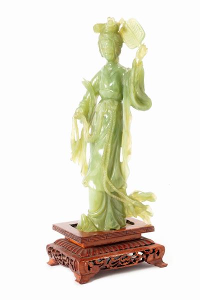 Scultura in pietra dura raffigurante figura femminile con ventaglio, Cina, inizio XX secolo