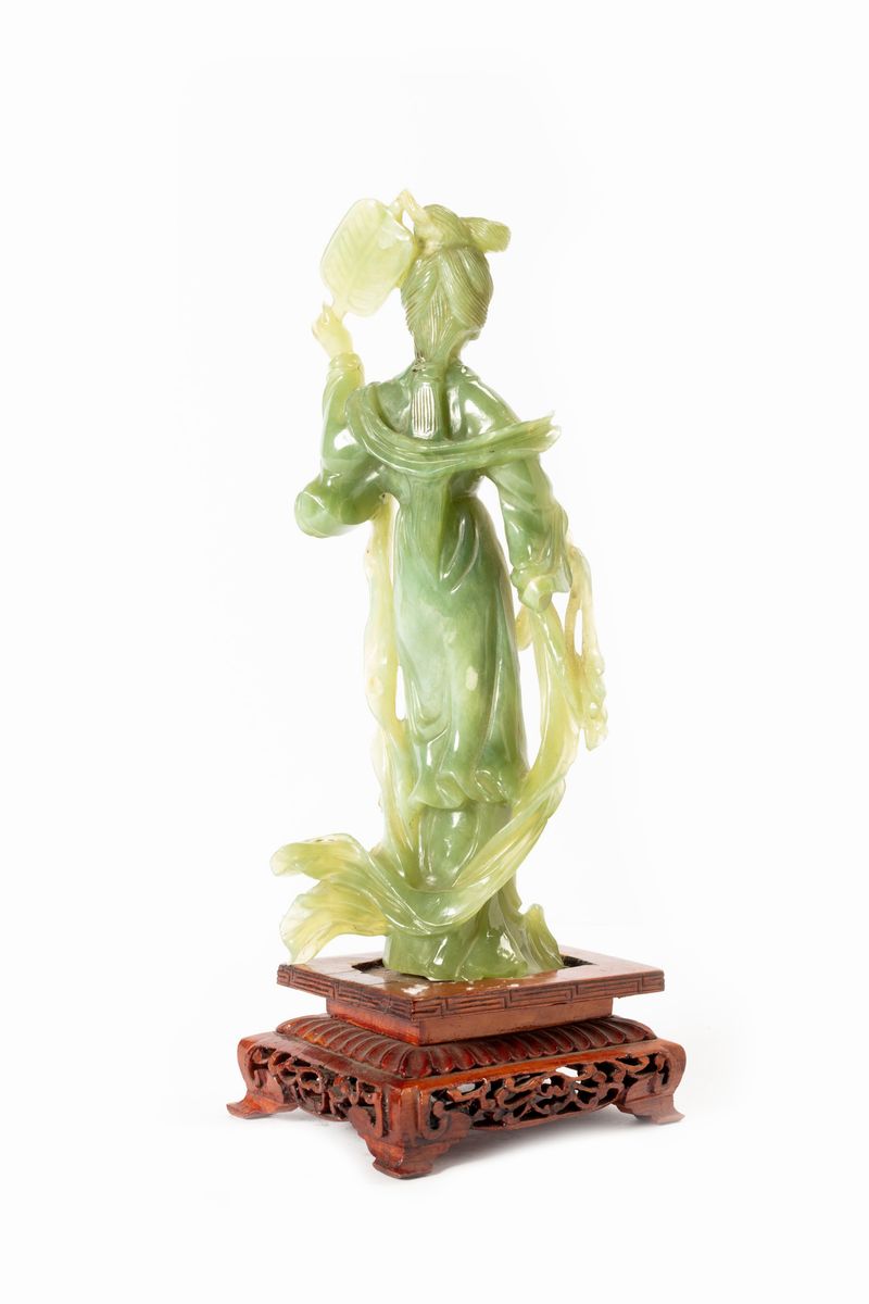 Scultura in pietra dura raffigurante figura femminile con ventaglio, Cina, inizio XX secolo
