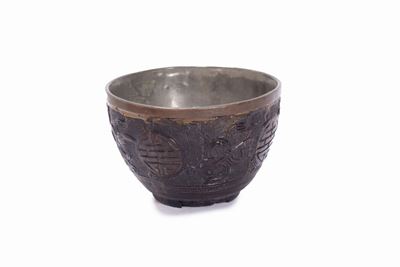 Coppa in noce di cocco intagliata con motivi buddisti, Cina, XVIII - XIX secolo