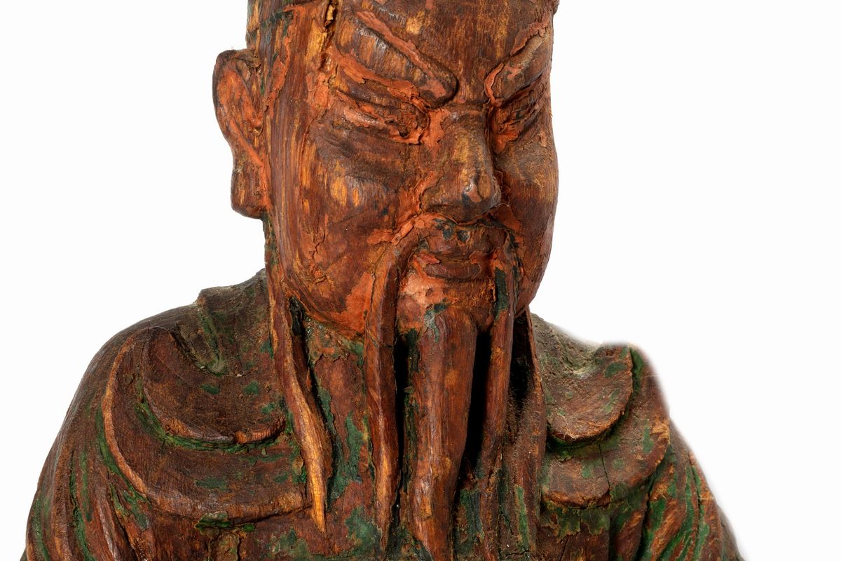 Scultura antica in legno policromo raffigurante un dignitario seduto, Cina, altezza cm 42,5