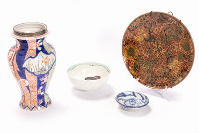 Lotto di quattro oggetti orientali: piattino in smalto, vaso in porcellana, ciotolina con Geisha ...