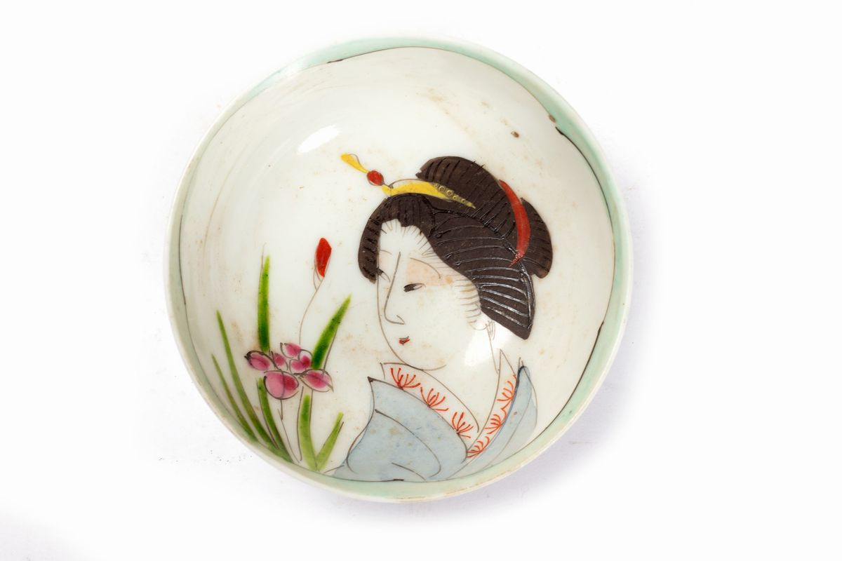 Lotto di quattro oggetti orientali: piattino in smalto, vaso in porcellana, ciotolina con Geisha ...