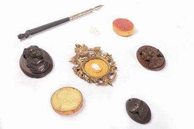 Lotto Composto da Sette Cammei e una Penna, in Materiali Diversi, Secoli XIX - XX