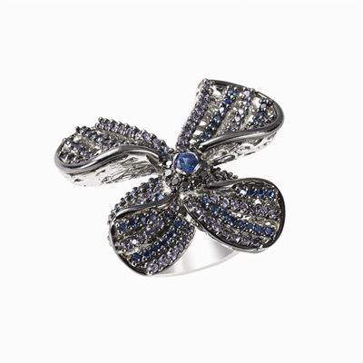 Anello in oro bianco brunito con diamanti neri e corindoni