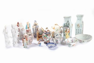 Cina, Lotto di diciannove oggetti in porcellana del XX secolo, comprendente vasi, statuette e cio...