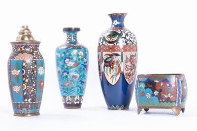 Vasi cloisonné, Giappone, periodo Meiji, altezze cm 22,5 e 19