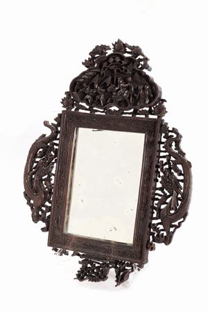 Cornice in legno intagliato e traforato con draghi e scena di corteo, Cina fine secolo XIX - inizi secolo XX