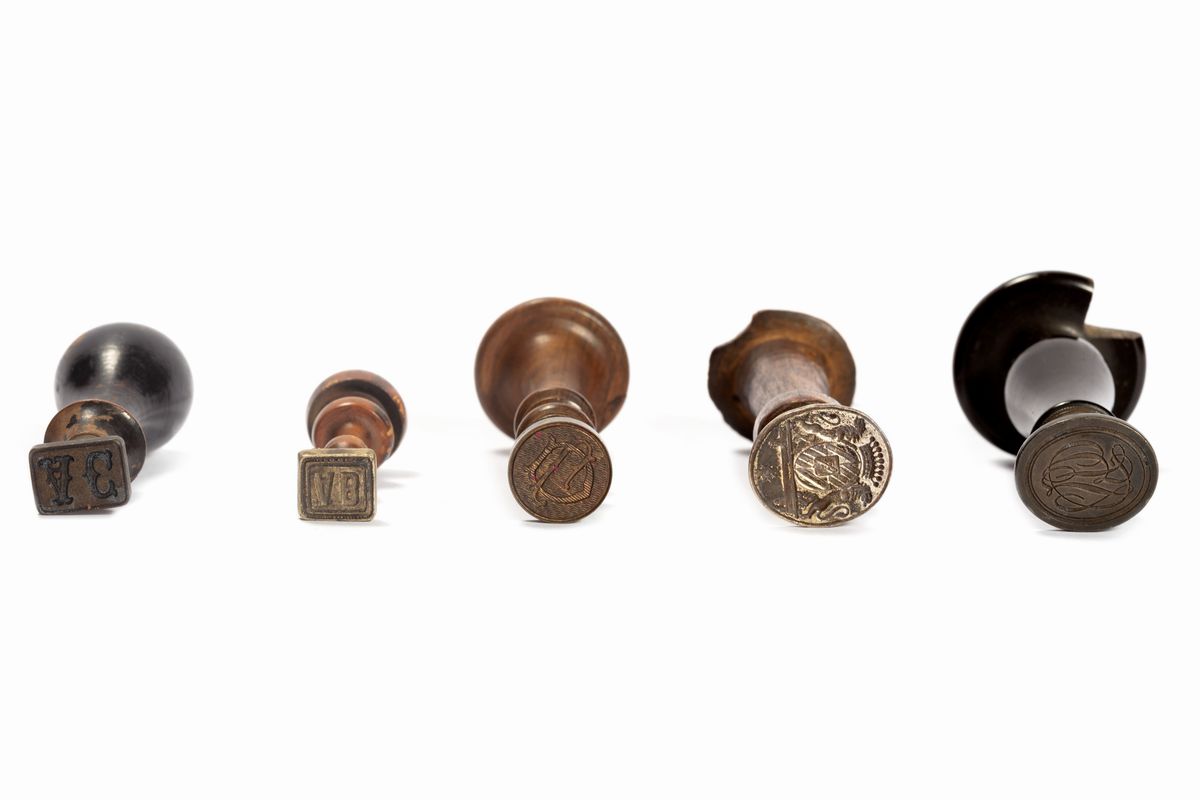 Bella Collezione di Sedici Sigilli in Materiali Diversi, Secoli XIX - XX
