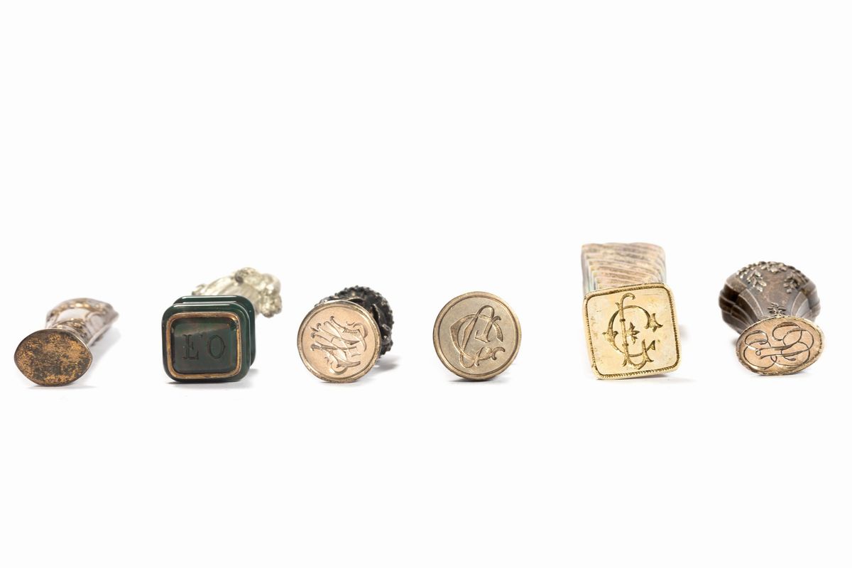 Bella Collezione di Sedici Sigilli in Materiali Diversi, Secoli XIX - XX