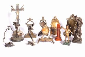 Lotto composto da quattordici porta orologi in materiali diversi, secoli XIX - XX