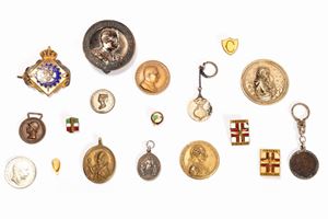 Lotto composto da diciotto medaglie e decorazioni in materiali diversi, secolo XX
