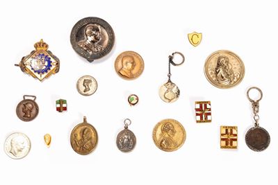 Lotto Composto da Diciotto Medaglie e Decorazioni in Materiali Diversi, Secolo XX