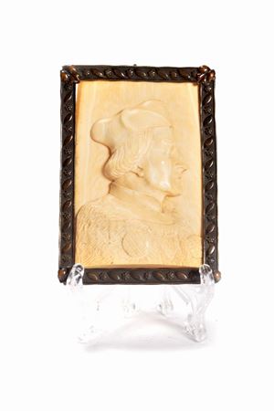 Placca in osso raffigurante ritratto virile di profilo a bassorilievo, secolo XIX