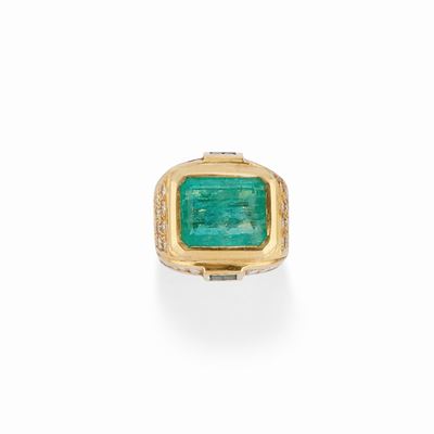 Anello in oro giallo 18K con smeraldo Colombia e diamanti