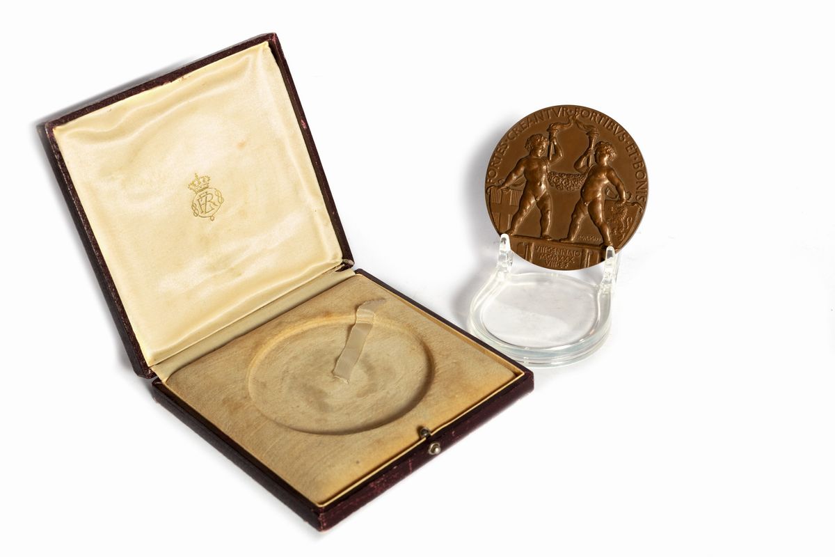 Lotto Composto da Quattro Placche in Materiali Diversi, Raffiguranti Ritratti di Personaggi Illus...