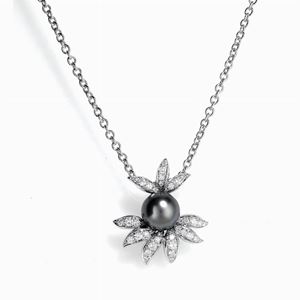 PICCHIOTTI - Collana con pendente in oro, perla nera 
e diamanti