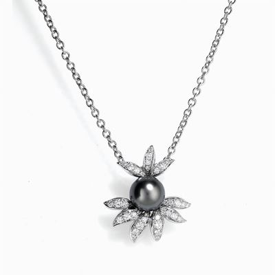 Collana girocollo in oro bianco 18K con pendente floreale, perla nera e diamanti