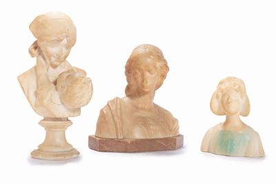 Lotto Composto da Tre Sculture in Alabastro Raffiguranti Busti Femminili, Francia Inizi Secolo XX