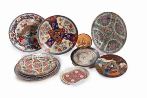 Lotto composto da undici piatti orientali in porcellana policroma, secolo XX