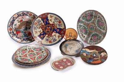 Set di undici piatti orientali in porcellana policroma, secolo XX