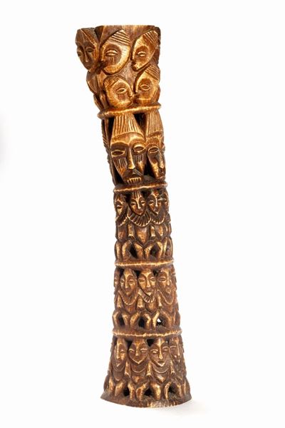 Scultura africana in osso, altezza cm 41,5, motivi antropomorfi