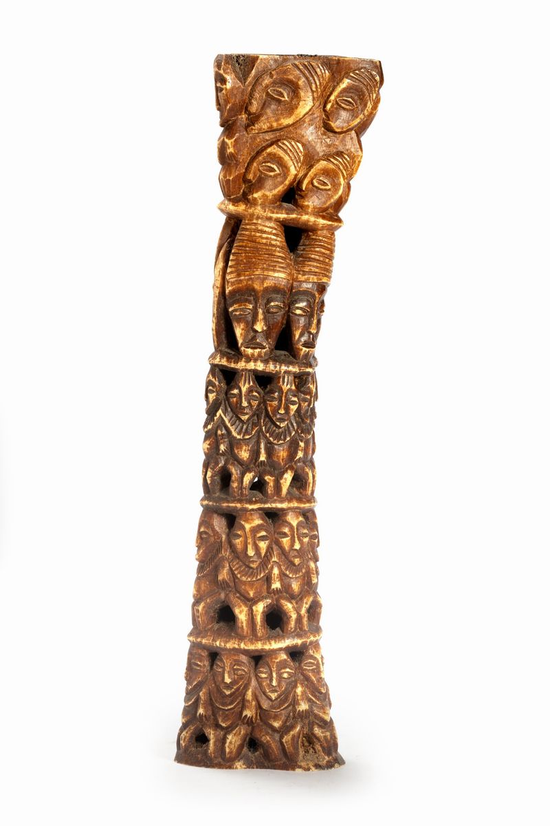 Scultura africana in osso, altezza cm 41,5, motivi antropomorfi