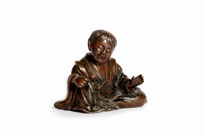 Scultura in bronzo raffigurante bambino seduto, Giappone, periodo Meiji