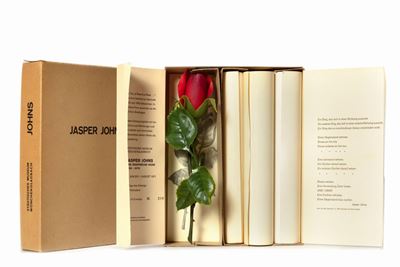 A Rose is a Rose is a Rose, rosa di plastica e tre fogli arrotolati
