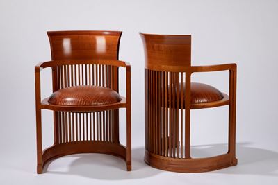 Sei poltroncine modello Barrel, legno massello e pelle, circa 1980