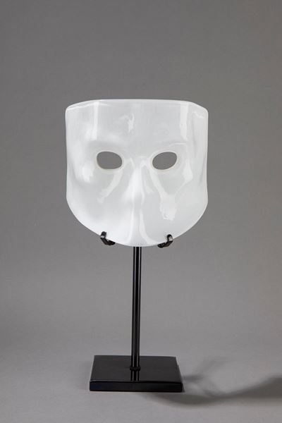 Maschera in vetro incamiciato bianco opalino, circa 1980