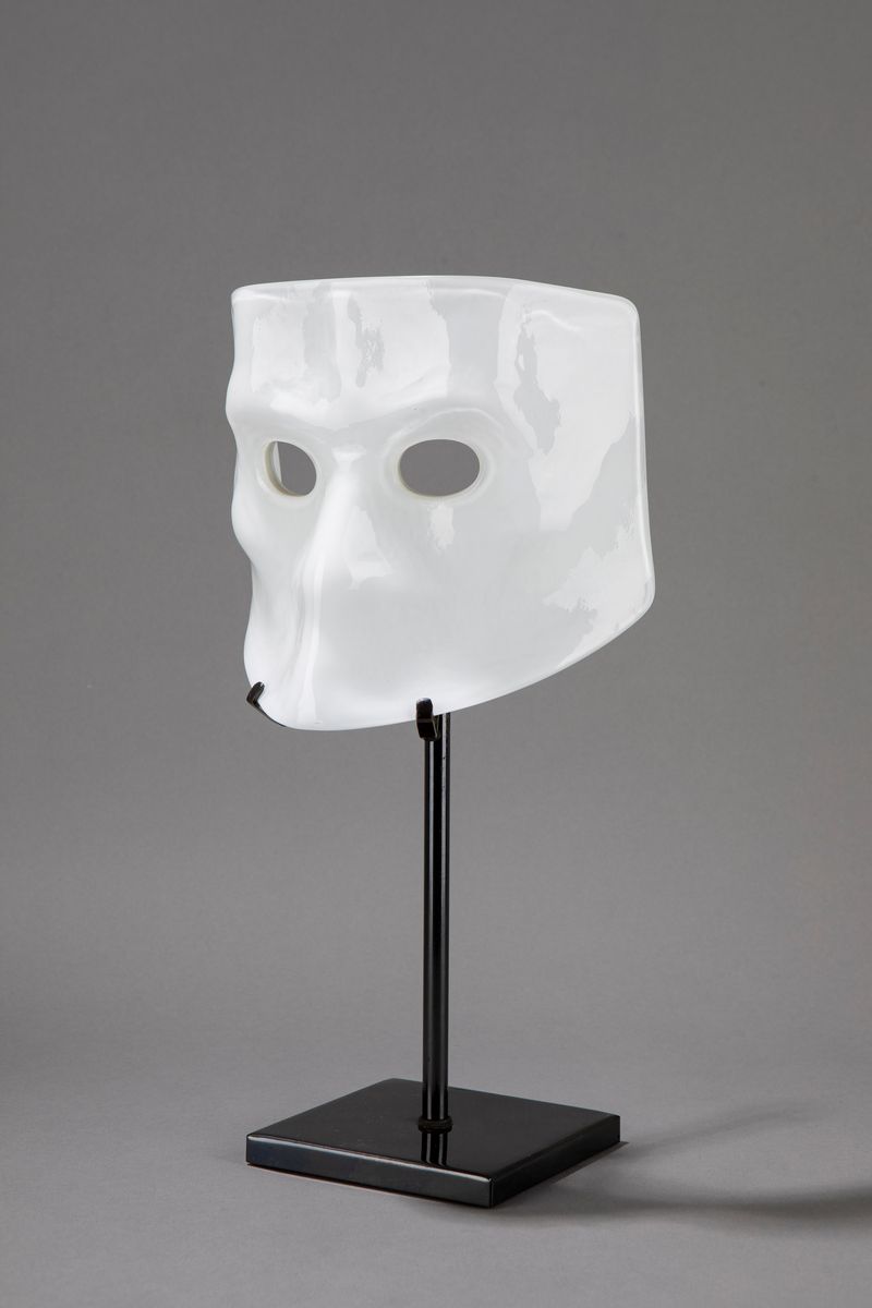 Venini - Maschera in vetro incamiciato bianco opalino, circa 1980