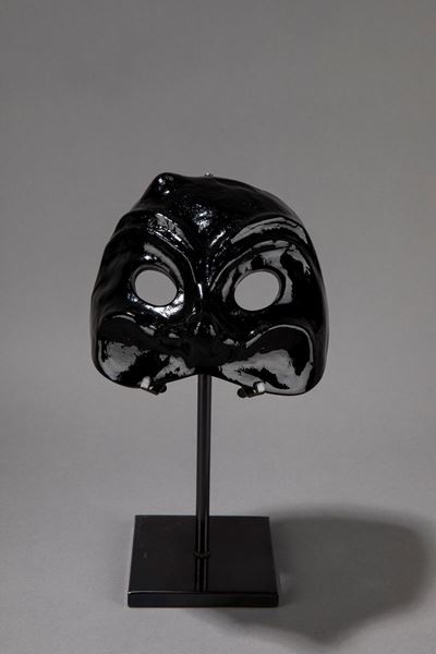 Maschera, vetro incamiciato nero opalino con supporto metallico
