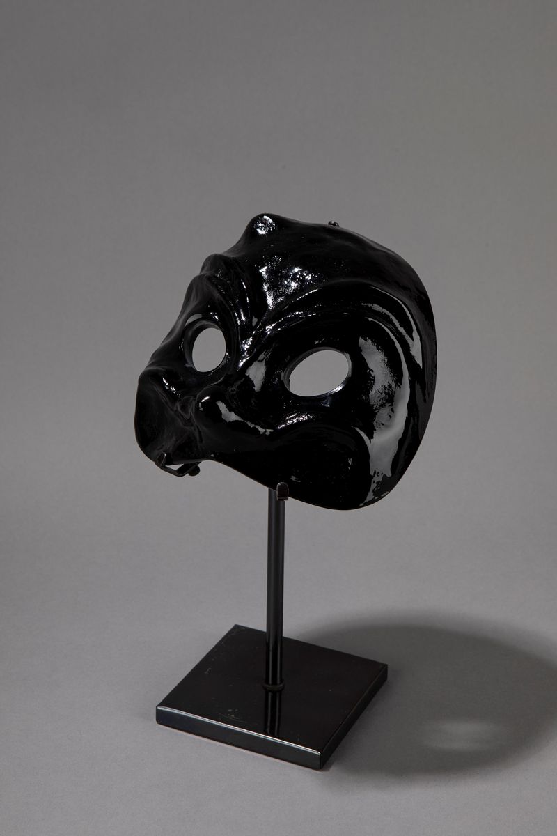 Venini - Maschera, vetro incamiciato nero opalino con supporto metallico