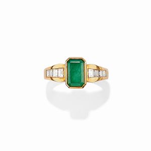  - A 18K yellow gold, emerald and diamond ring